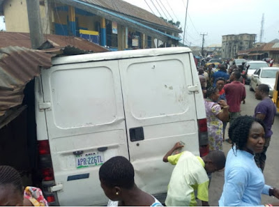 van crashes tailor shop umuahia abia state van crashes tailor shop umuahia abia state
