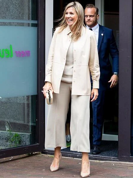 Queen Maxima wore a beige shirt and sweater by Massimo Dutti. The Queen wore a new wide leg trousers by Zara. Fossil earrings
