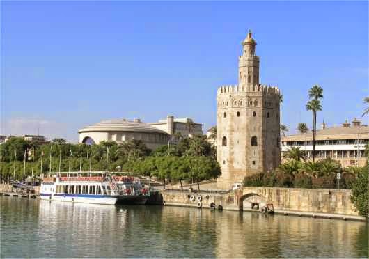 La Torre del Oro y el Guadalquivir en Sevilla