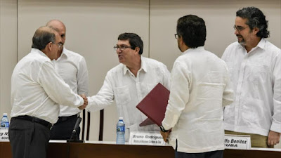 Los representantes de las FARC y el Gobierno colombiano estrechan manos durante las conversaciones de paz en La Habana, capital de Cuba.