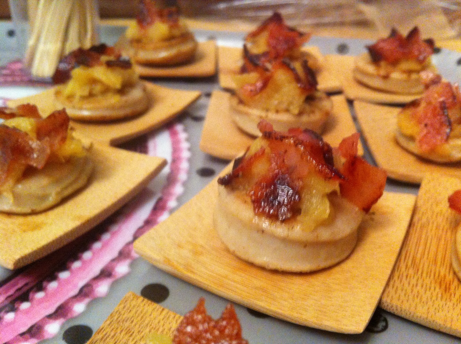 Lalloux Bouchée apéritive boudin blanc compote de pommes et bacon grillé