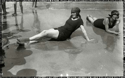 foto antigua de dos bañistas en orilla de playa en san sebastian