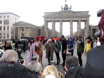 Pierre Cardin gibt Regieanweisungen Pierre Cardin gibt Regieanweisungen