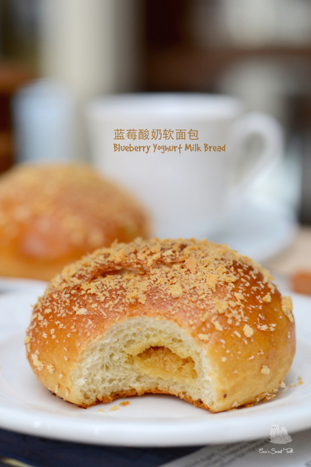 Coco's Sweet Tooth...The Furry Bakers 蓝莓酸奶软面包 Blueberry Yoghurt
