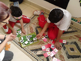 Dudu e Giovana brincando com o jogo ' formando palavras"