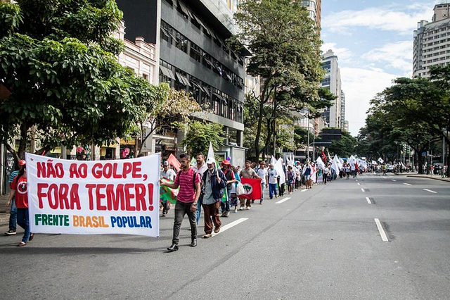Até o início da tarde desta sexta (10), mais de 16 estados registraram mobilizações contra o governo interino de Michel Temer, organizadas pelas Frentes Povo sem Medo e Brasil Popular.
Este é o primeiro ato nacional contra Temer e marca um mês de sua chegada ao poder, que se completa no próximo domingo (12).
Os atos acontecem principalmente nas cidades interioranas e estão espalhados pelo menos nos estados do Pará, Pernambuco, Goiás, Sergipe, Ceará, Rio Grande do Sul, Tocantins, São Paulo, Santa Catarina, Paraná, Paraíba, Minas Gerais, Piauí, Alagoas, Rio Grande do Norte, Rio de Janeiro, Bahia e Mato Grosso do Sul (Confira os detalhes dos atos no final do texto).
::: Acompanhe a cobertura em tempo real no Radar de Lutas Populares
As manifestações têm sido constantes ao longo do governo Temer, demonstrando a insatisfação da gestão, que tem sido recheada de denúncias de corrupção e uma constante retirada de direitos da classe trabalhadora.
“O presidente ilegítimo e golpista, Michel Temer, não esconde o que estava por trás do afastamento ilegal da presidenta Dilma Rousseff: reforma da Previdência, arrocho nos direitos dos trabalhadores, desvinculação do orçamento da educação e saúde, suspensão de programas sociais como Minha Casa, Minha Vida, FIES, Prouni e Pronatec, criminalização e perseguição dos movimentos sociais”, diz trecho da nota de convocação dos atos