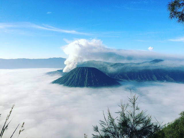 lautan awan di gunung bromo foto lautan awan di gunung bromo