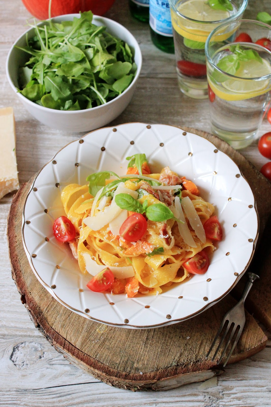 Makaron pappardelle z szynką parmeńską, dynią i masłem truflowym