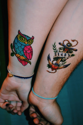 Coruja tatuagem no pulso