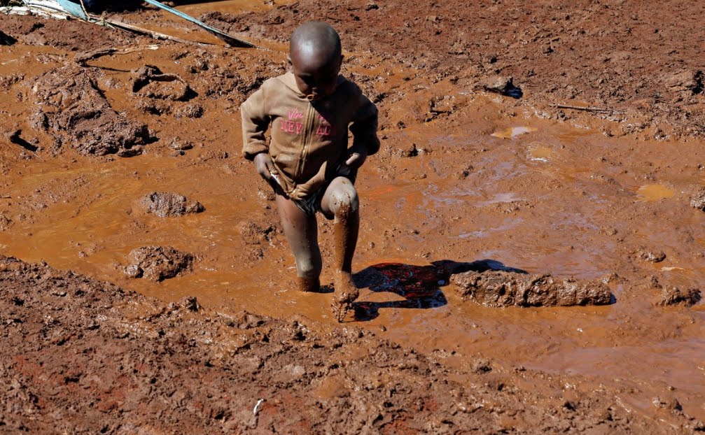 Catastrofe in Kenya: cede la diga per le forte piogge, almeno 20 bambini morti tra le decine di vittime