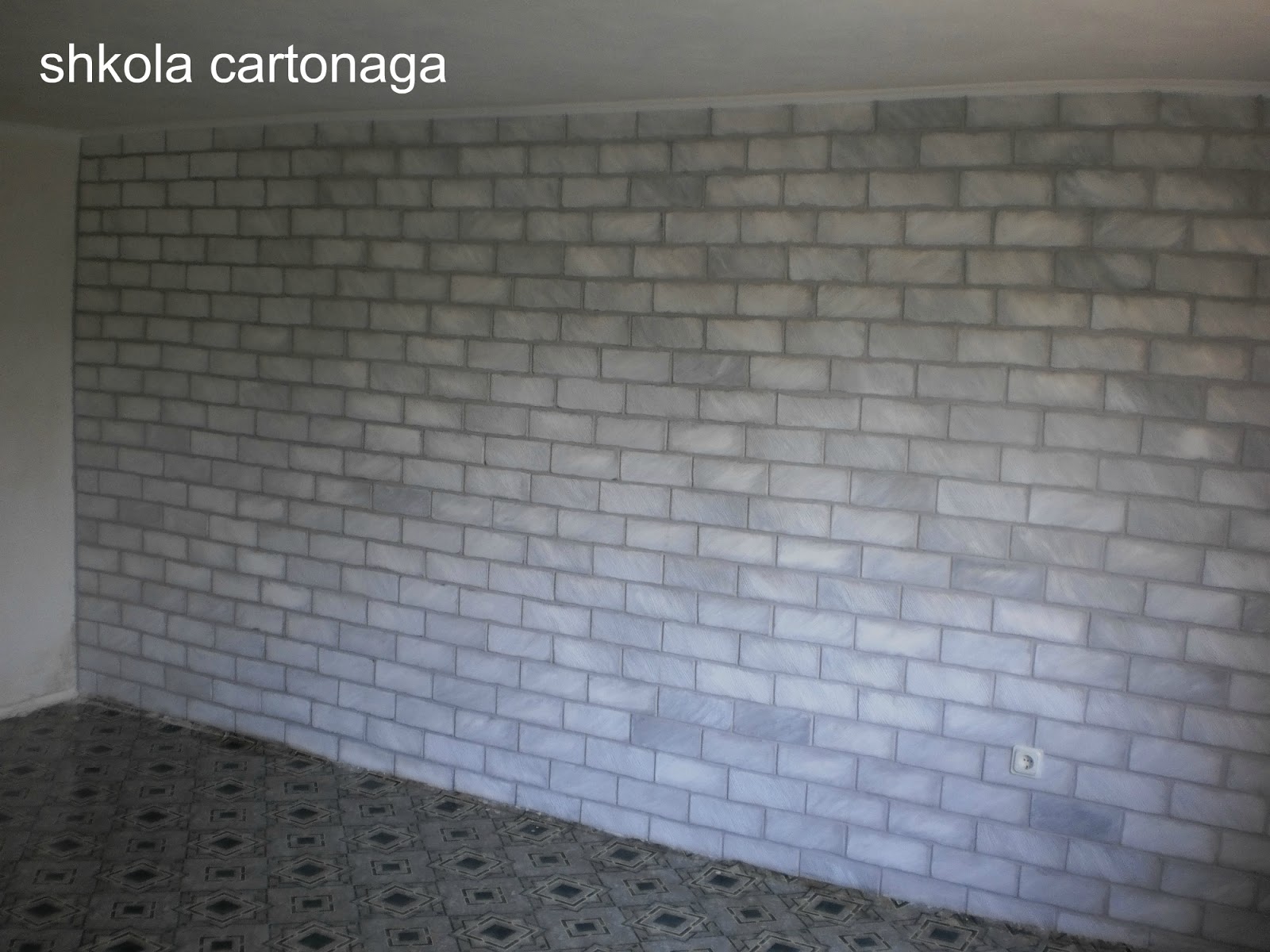 Кирпичная стена из потолочной плитки