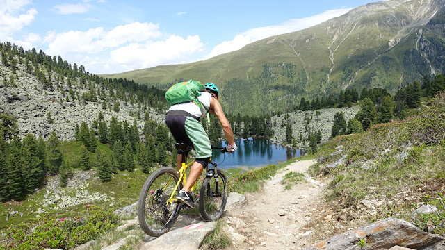 Eindrucksvolles Bergpanorama der Ötztaler Alpen mit dem Bike