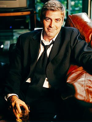 George Clooney Foto de George Clooney sentado en un sofá