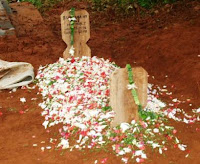 Nyekar Tabur Bunga di Kuburan