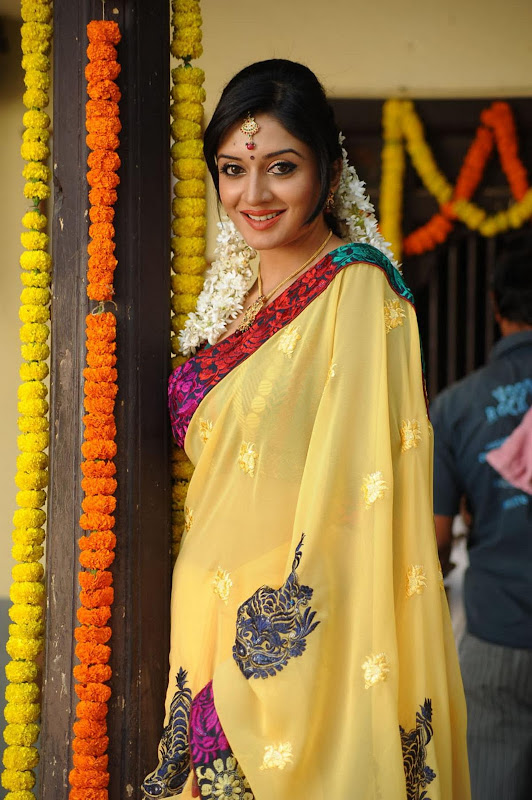 Vimala Raman Cute Saree Photos In Kulumanali Movie Stills unseen pics