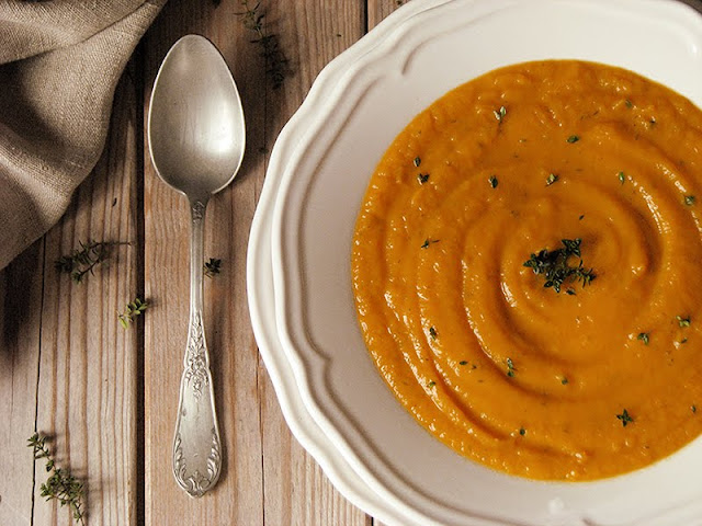 Soupe à la patate douce et à la poire recette de soupe bio à la paptate douce et aux poires - le carnet sur l'étagère