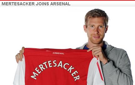Per Mertesacker finalizes Arsenal deal.
