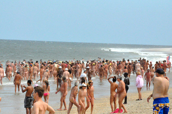 Ratusan Orang Bugil di Pantai Demi Pecahkan Rekor 