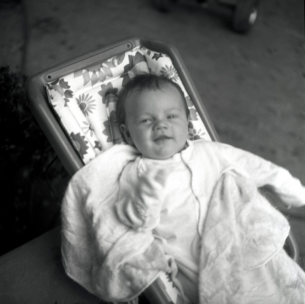 Adorable Photos of Baby Leonardo DiCaprio With His Mom and Dad in Los