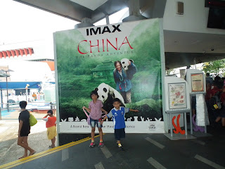 travelling bersama keluarga Didepan the Ruin of Chatedral, Macau 