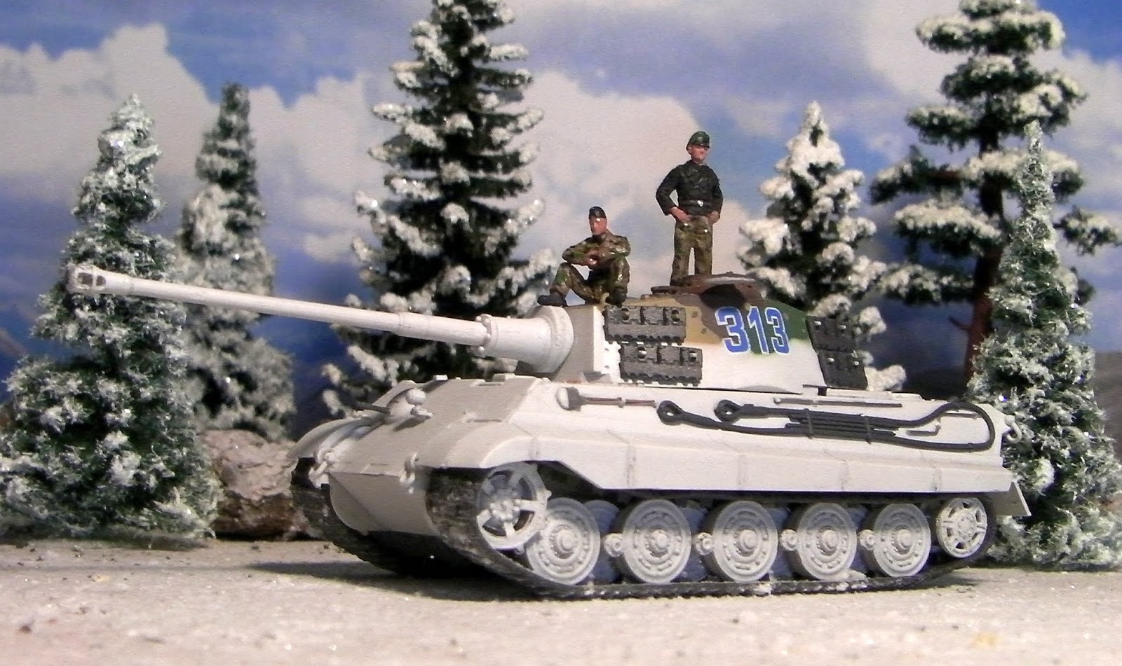 документальный танк. т-34 средний танк. советские танки с прожектором. т-34. документальный танк.