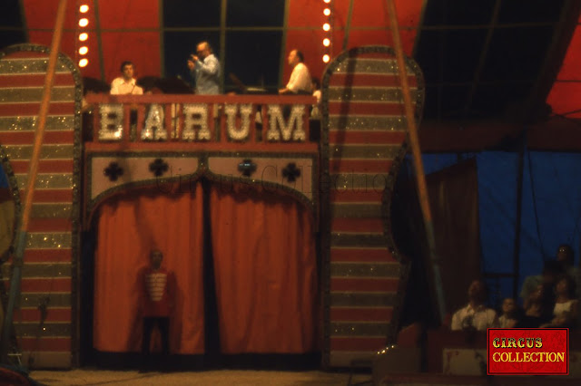 le rideaux de l'entrée des artistes avec au dessus l'orchestre du cirque Barum