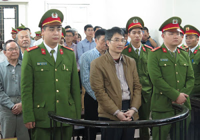 Bị cáo Giang Kim Đạt (ở giữa) nghe tòa tuyên án