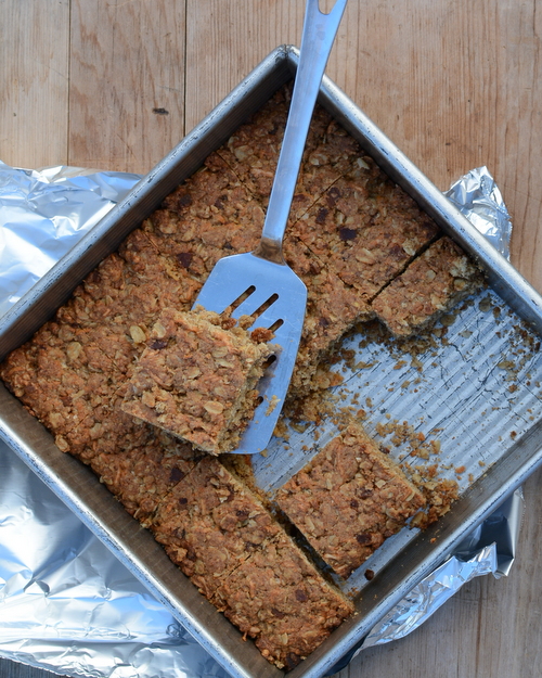 On-the-Run Breakfast Bars ♥ KitchenParade.com, low-sugar oat bars studded with bacon and cheddar cheese, our family take-off on an old recipe from Quaker Oats called Breakfast Take Alongs