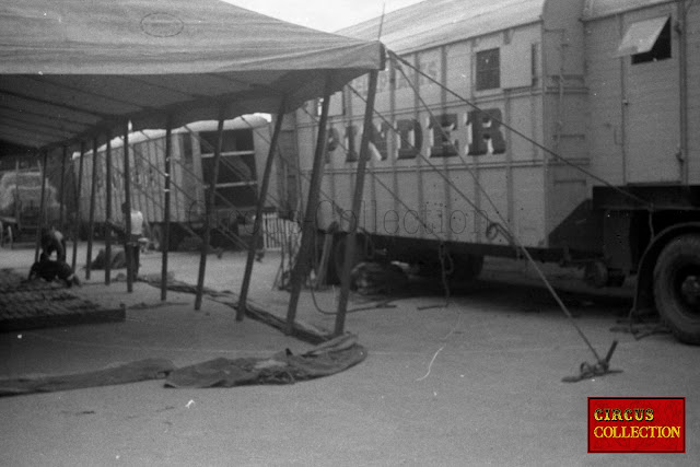Camion bétaillère et montage de la tente écuries des éléphants du cirque Pinder 1958
