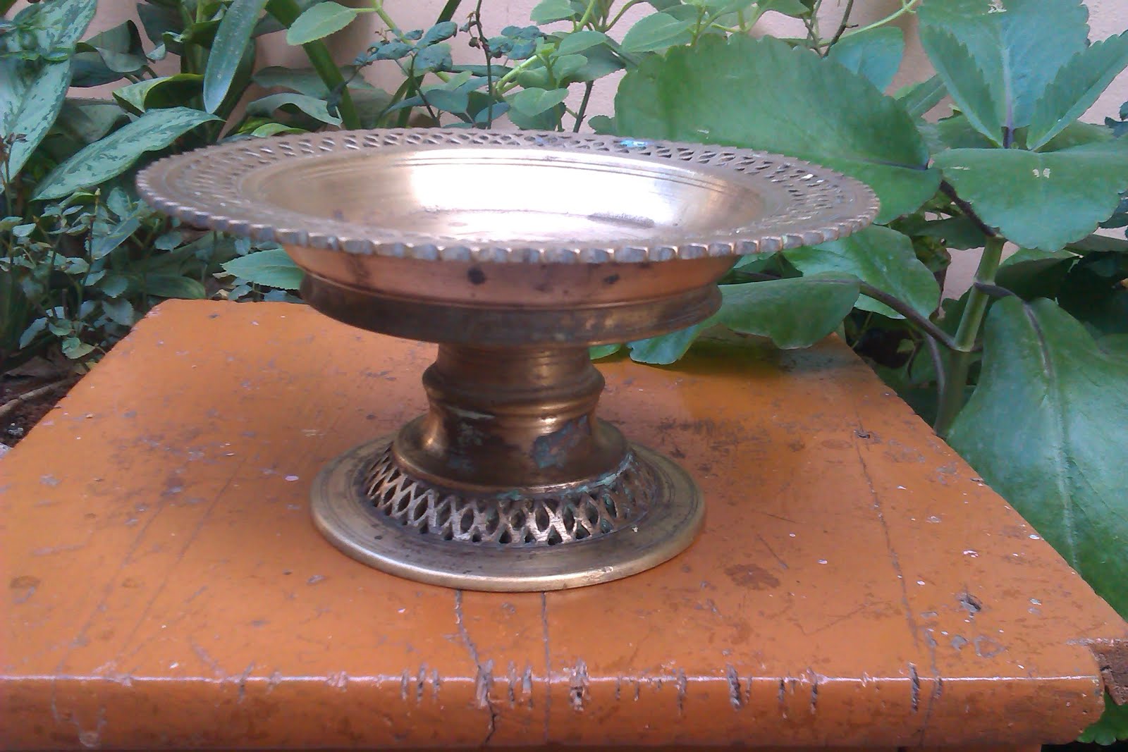 Vikki Antiques Antique heavy brass fruit bowl