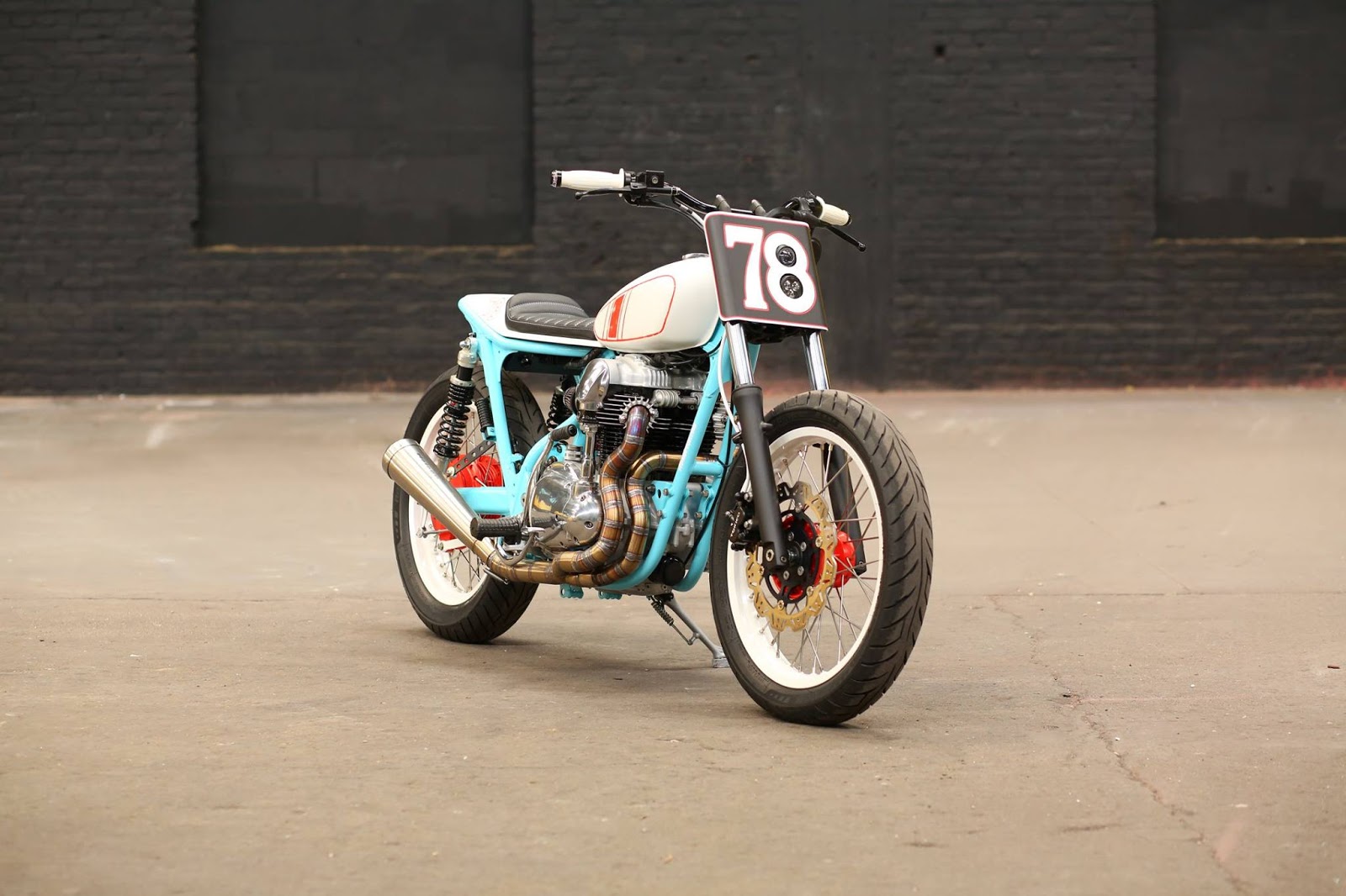 Racing Cafè Kawasaki W650 Tracker By Hombrese