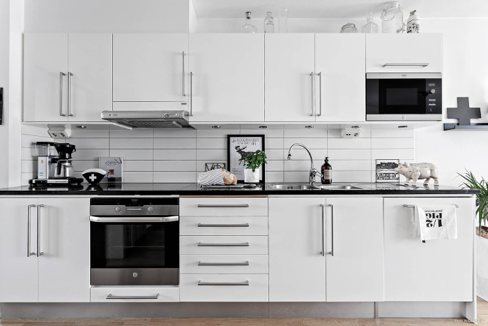 lägenhet i Varberg, varberg, varbergs, stad, lägenheter, hemnet, inredning, tvåa, göteborgsvägen, styling, ljust, vitt, annelie palmqvist, lampa, lampor, kök, grytunderlägg, underlägg, city trivet, city trivets, sverige, sverigeunderlägg, vako, vas, mäklarhuset, mäklare,