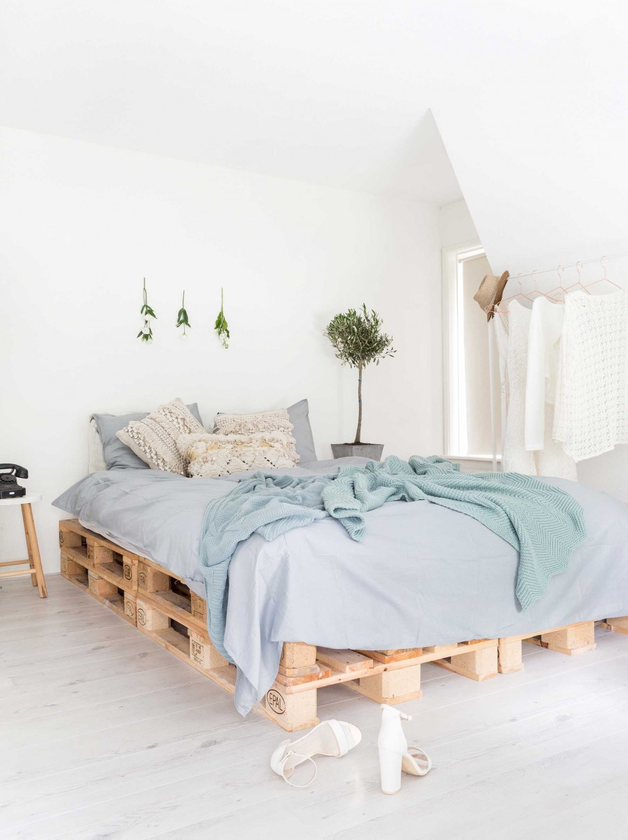 dormitorio, bedroom, estilo nordico, nordic style, madera de palet, cama de palet, palet, muebles de palet, mesita auxiliar, lino, sabanas gris,
