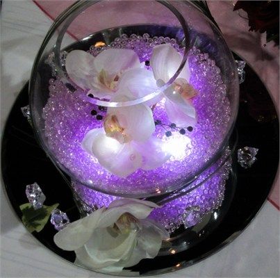 romantic wedding table fish bowl design and decoration with flowers,and beads,small nuggets of transparent beads romantic wedding table fish bowl design and decoration with flowers,and beads,small nuggets of transparent beads