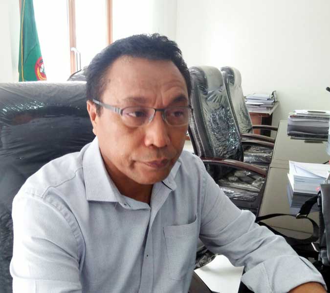 DPRD Kembali Agendakan Pemanggilan Kadis ESDM Maluku Ambon, Malukupost.com - Komisi B DPRD Maluku kembali mengagendakan pemanggilan Kepala Dinas ESDM Maluku Martha Nanlohy untuk membahas persoalan penambangan emas di Gunung Botak, Kabupaten Buru serta Pulau Romang, Kabupaten Maluku Barat Daya. "Ada banyak persoalan yang muncul di publik terkait masalah penambangan emas di dua daerah tersebut, jadi diharapkan Kadis ESDM selaku pengambil kebijakan bisa memenuhi panggilan komisi," kata Wakil Ketua Komisi B DPRD Maluku Abdullah Marasabessy di Ambon, Senin (12/2).