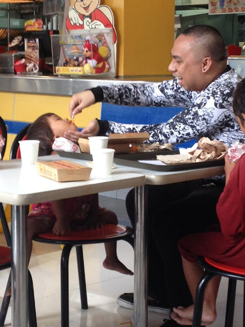 A Man Was Photographed Feeding A Group Of Street Children! The Story Behind This Will Melt Your Heart! A Man Was Photographed Feeding A Group Of Street Children! The Story Behind This Will Melt Your Heart!