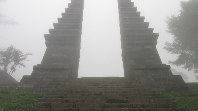 gapura pintu masuk ke Candi Cetho