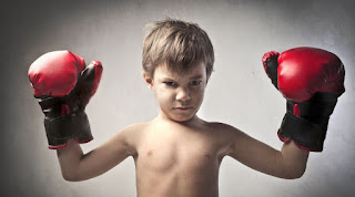 ребенок в перчатках для бокса