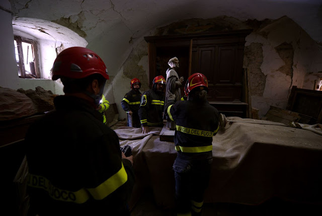 Art 'blue helmets' rescue Italy's treasures from rubble Art 'blue helmets' rescue Italy's treasures from rubble
