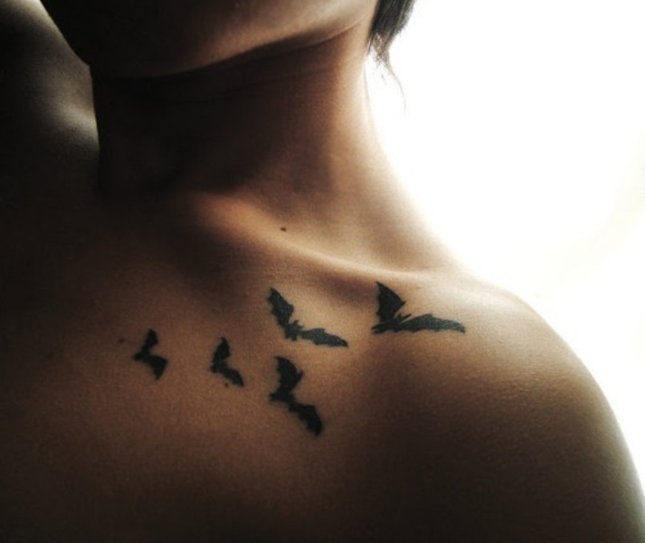 imagen con tatuaje de murcielago