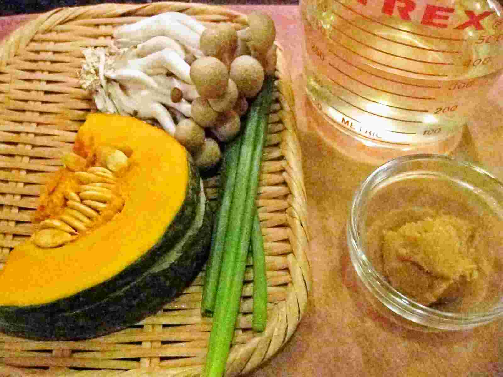 Recipes for Tom Kabocha to shimeji no misoshiru / miso soup with