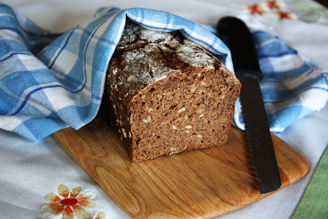 Roggenbrot mit ganzen Körnern, Sonnenblumenkernen und Leinsamen