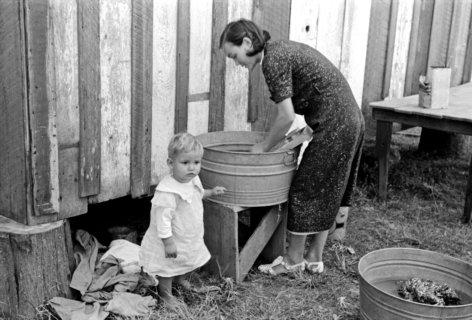 Russell+Lee+-+Farmer%27s+wife+washing+clothes+and+watching+son+at+same+time,+near+Morganza,+Louisiana,+1938.jpg