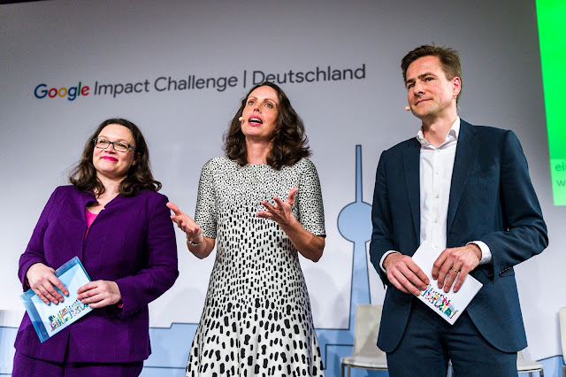 Andrea Nahles, Jacquelline Fuller und Philipp Justus mit dem noch verschlossenen Siegerkuvert