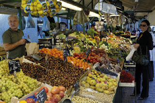 Der Bozner Obstmarkt ist das pulsierende Herz der Hauptstadt. Hier kaufen die Bozner frisches Obst und Gemüse der Saison, aber auch vieles mehr. 