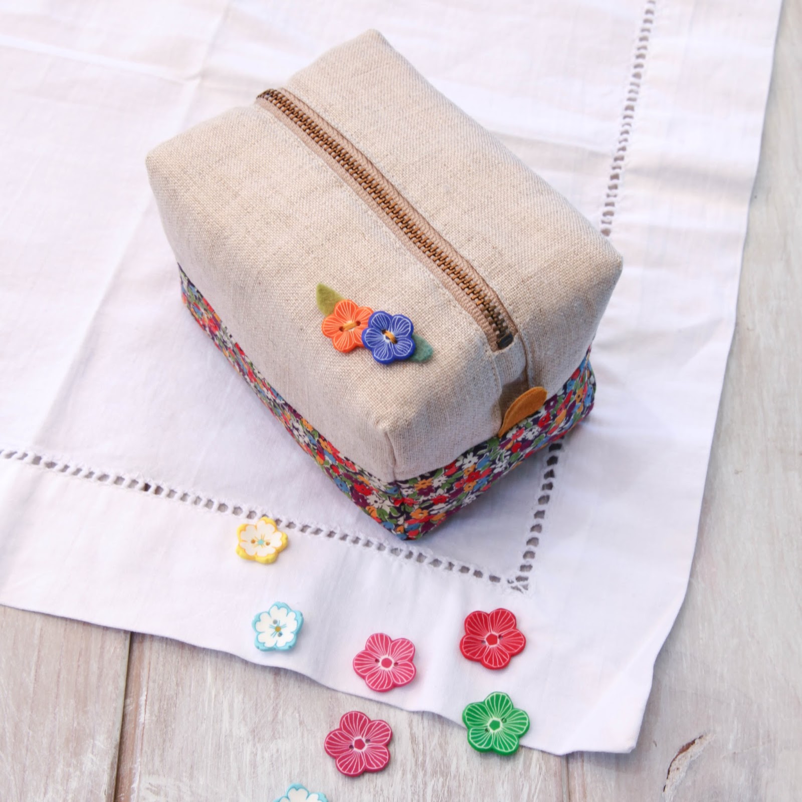 How to make cute block zipper pouch / handbag. DIY photo tutorial and template pattern.