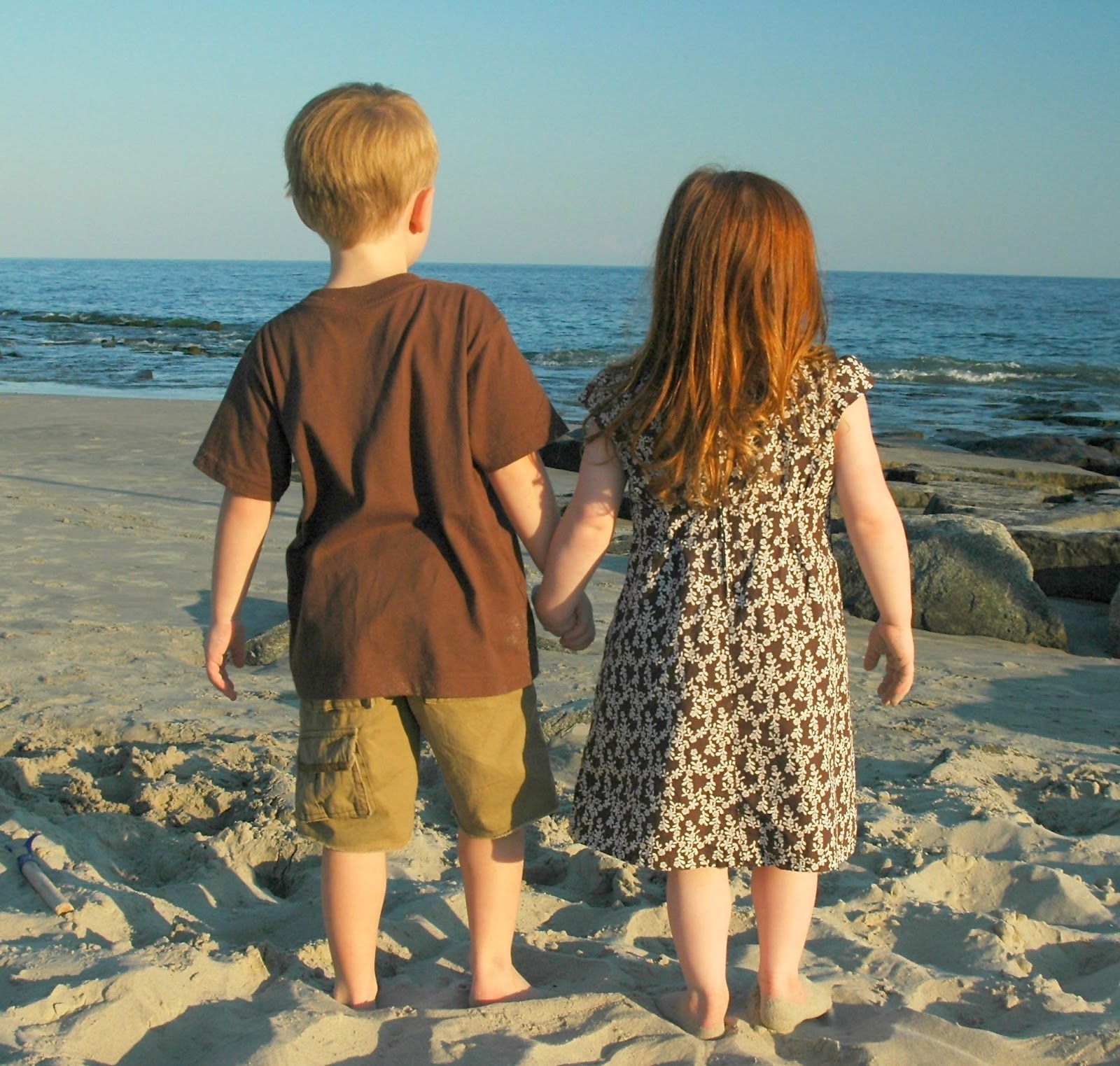 How to raise bilingual child books. Influence of music to children's lifestyles. A simple child. Девочка идет в школу. Jumping child.