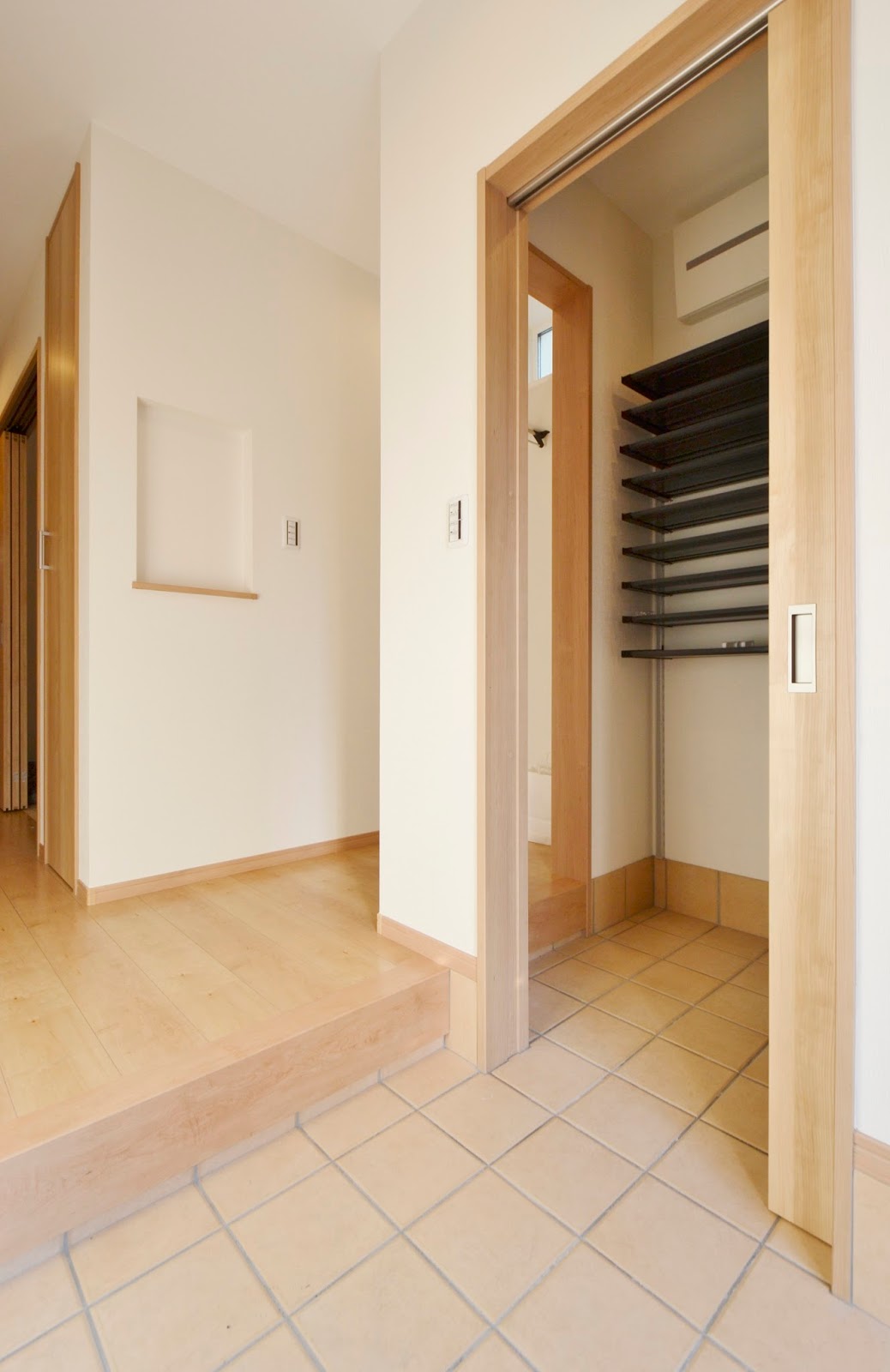 『涼温な家』30代夫婦と子供2人の4人家族が建ててみた 【狭い玄関収納】活用のポイントは使うものは前へ！！【下駄箱の可動棚も解説♪】