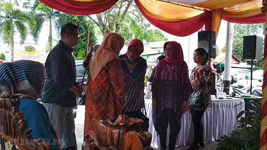 Ibu Walikota Pontianak saat datang ke Outlet Amanda Brownies di Jl.Sultan Abdurrahman