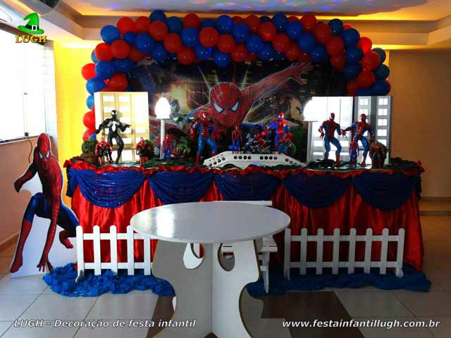 Festa de aniversário infantil - Decoração infantil tema Homem Aranha em mesa tradicional de tecido